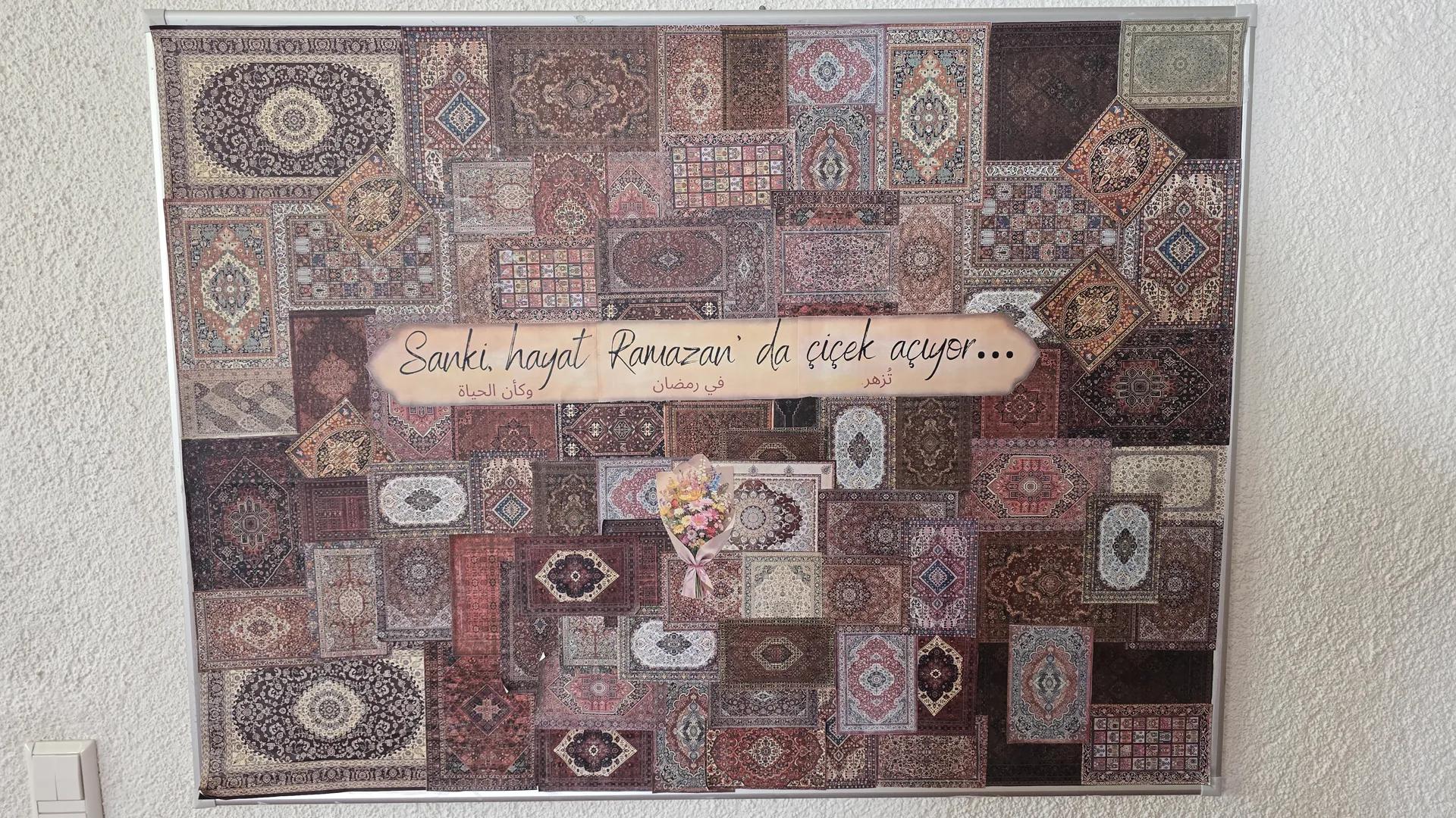 Dekorative Ramadan-Tafel mit Teppichmotiven und Blumen