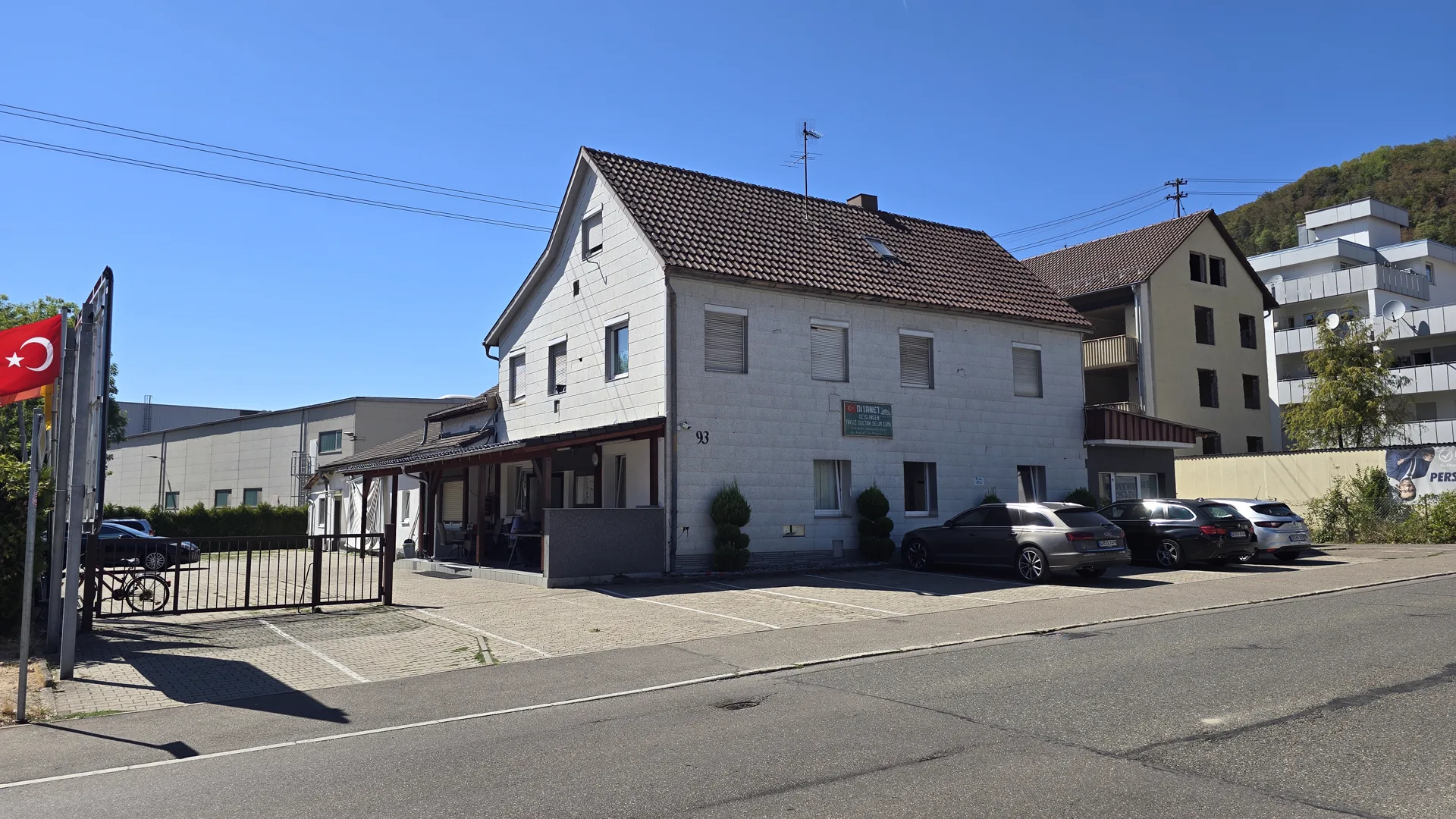Die Yavuz Sultan Selim Cami von der Straße aus gesehen