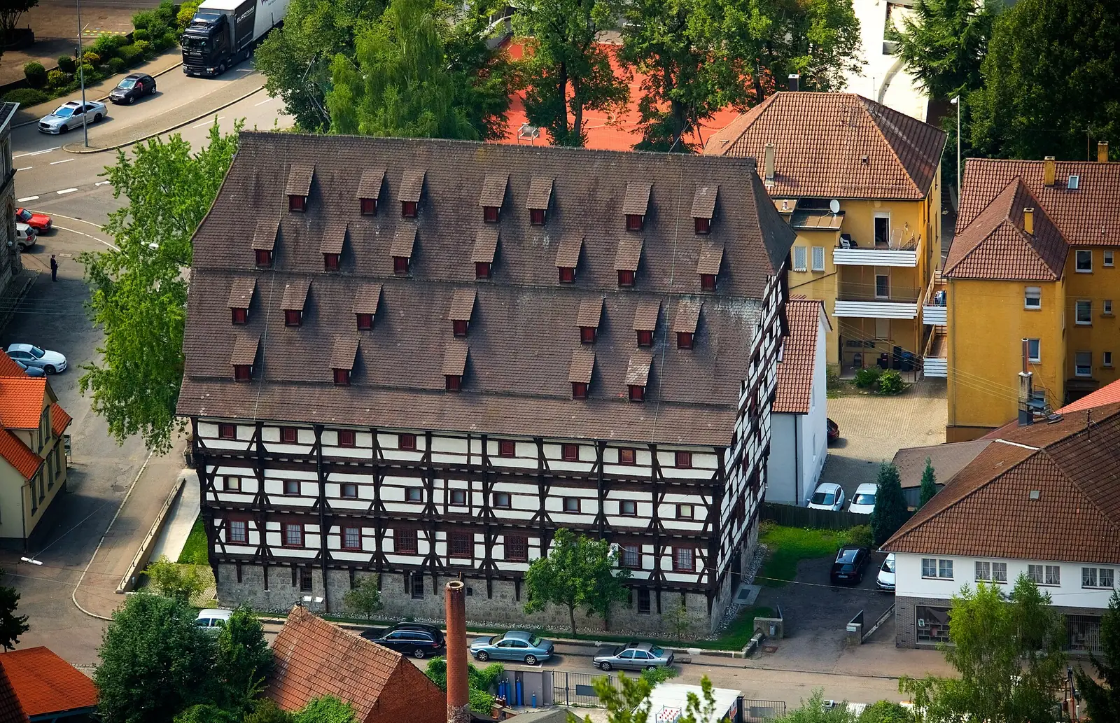 Der Alte Bau, ein mehrstöckiges Fachwerkgebäude und ehemaliger Kornspeicher