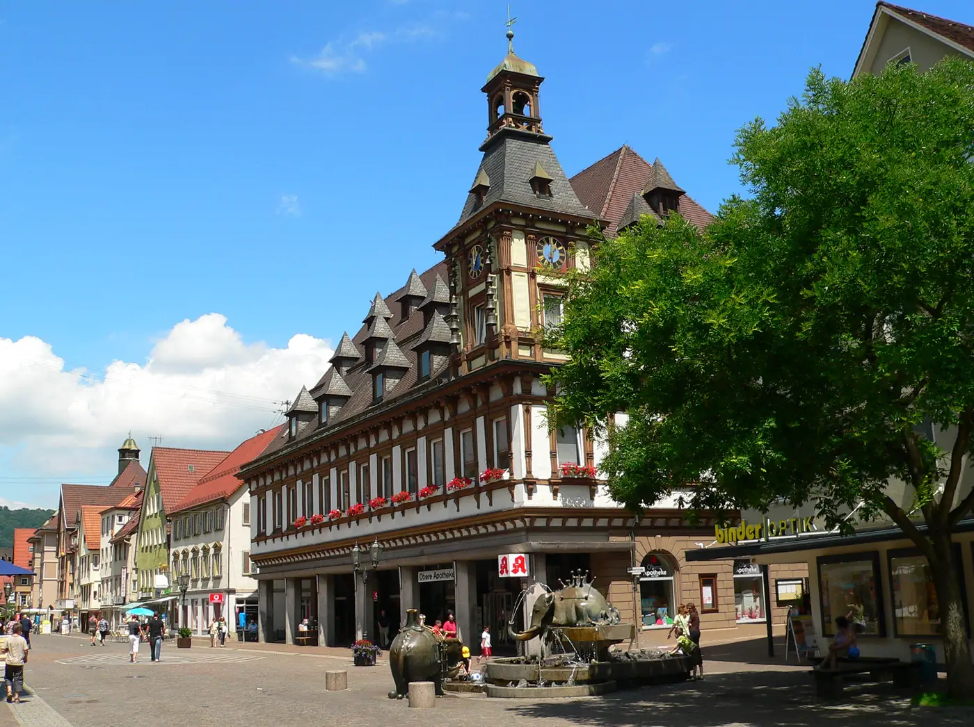 Das Alte Rathaus in Geislingen mit Glockenturm und Uhr