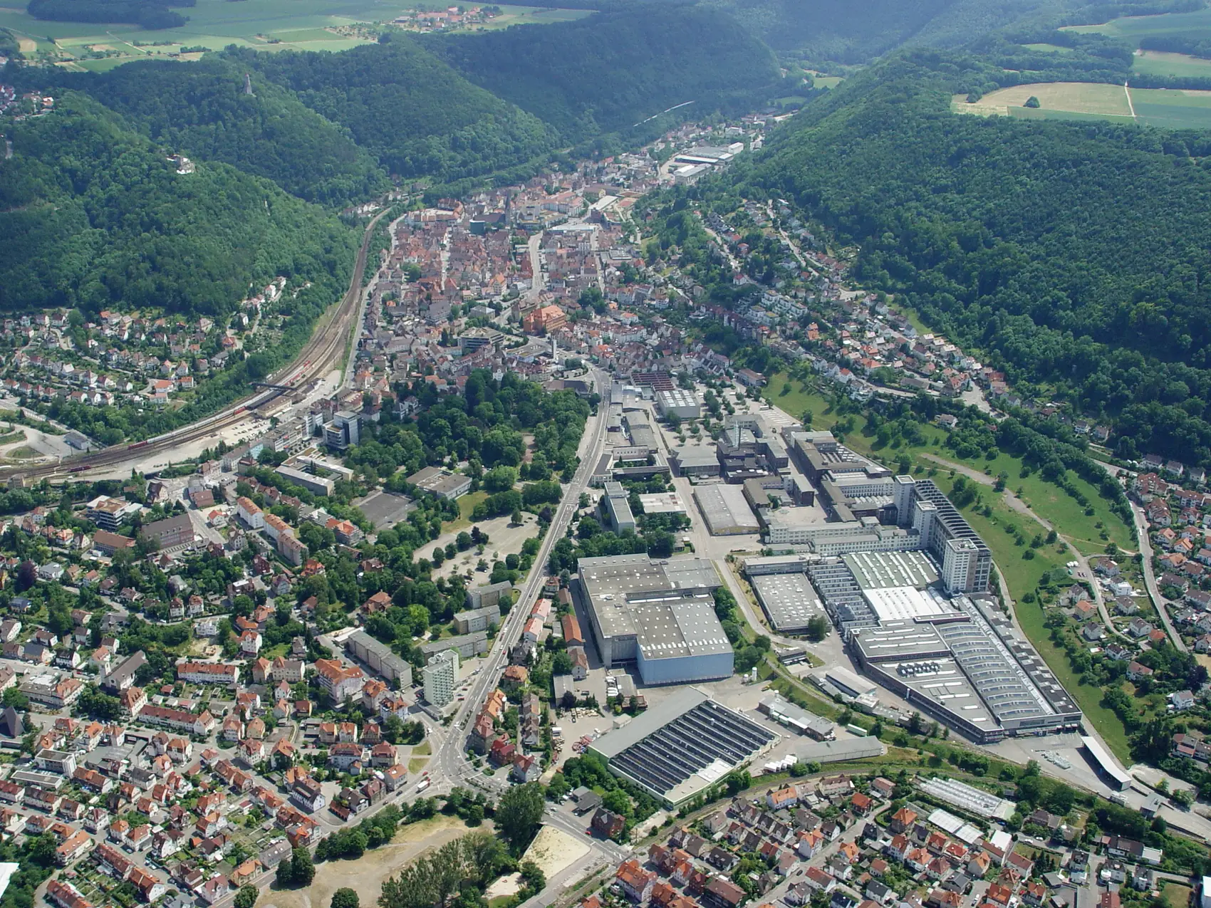 Blick über das Werksgelände auf die Altstadt, dahinter die Burg Helfenstein