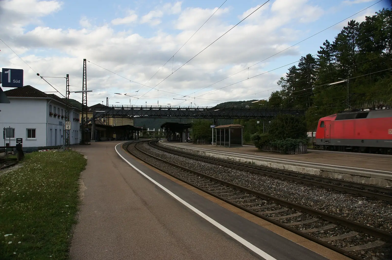 Der Bahnhof Geislingen (Steige) mit Bahnsteigen und Gleisen