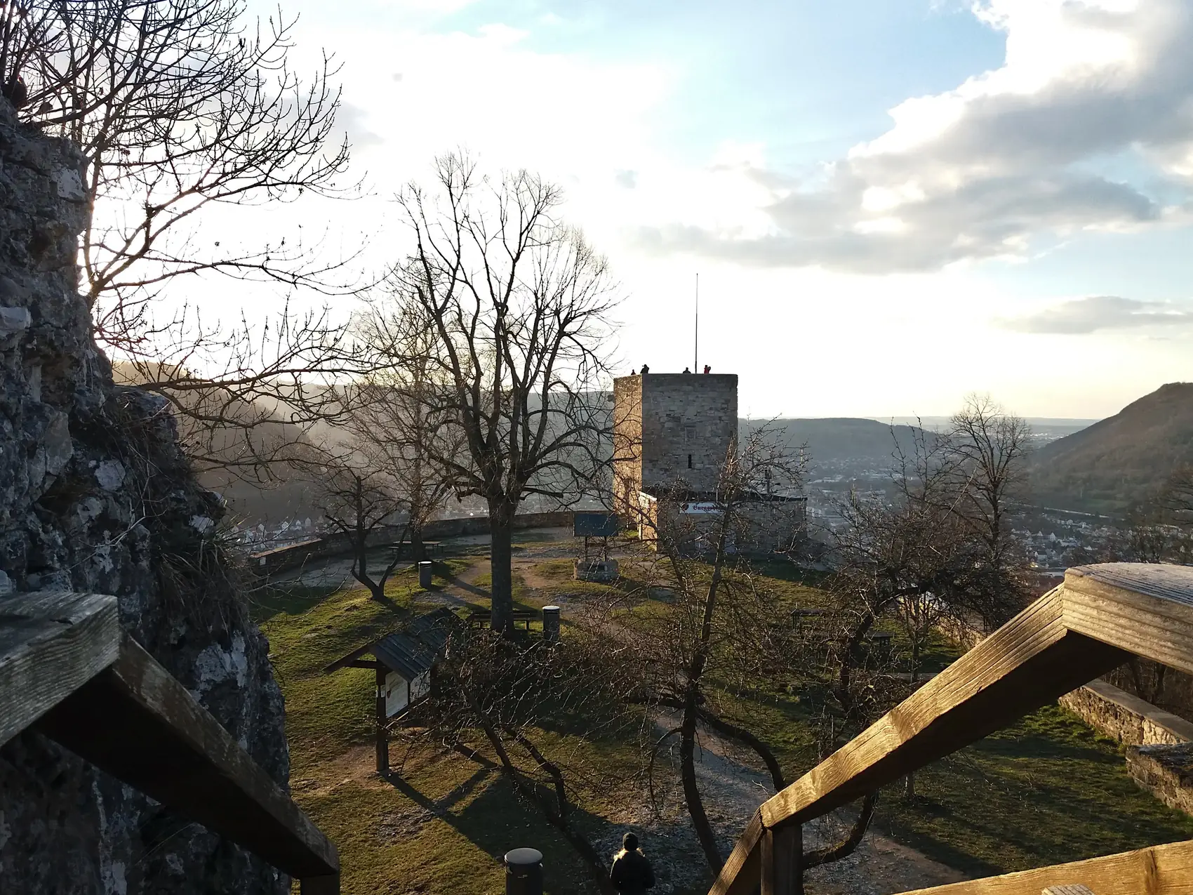 Das erhaltene Mauerwerk der Burgruine Helfenstein auf dem Bergrücken