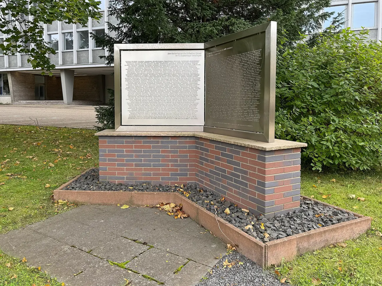 Die Namenstafel zum Gedenken an die Zwangsarbeiterinnen nahe dem WMF-Haupteingang