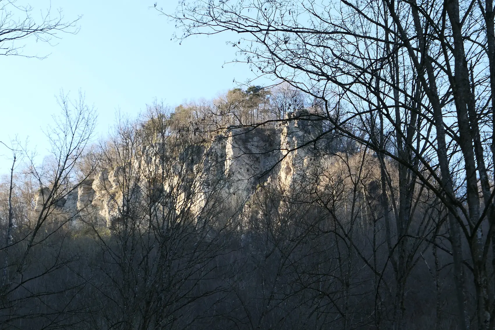 Der Felsen Geiselstein über dem bewaldeten Rohrachtal