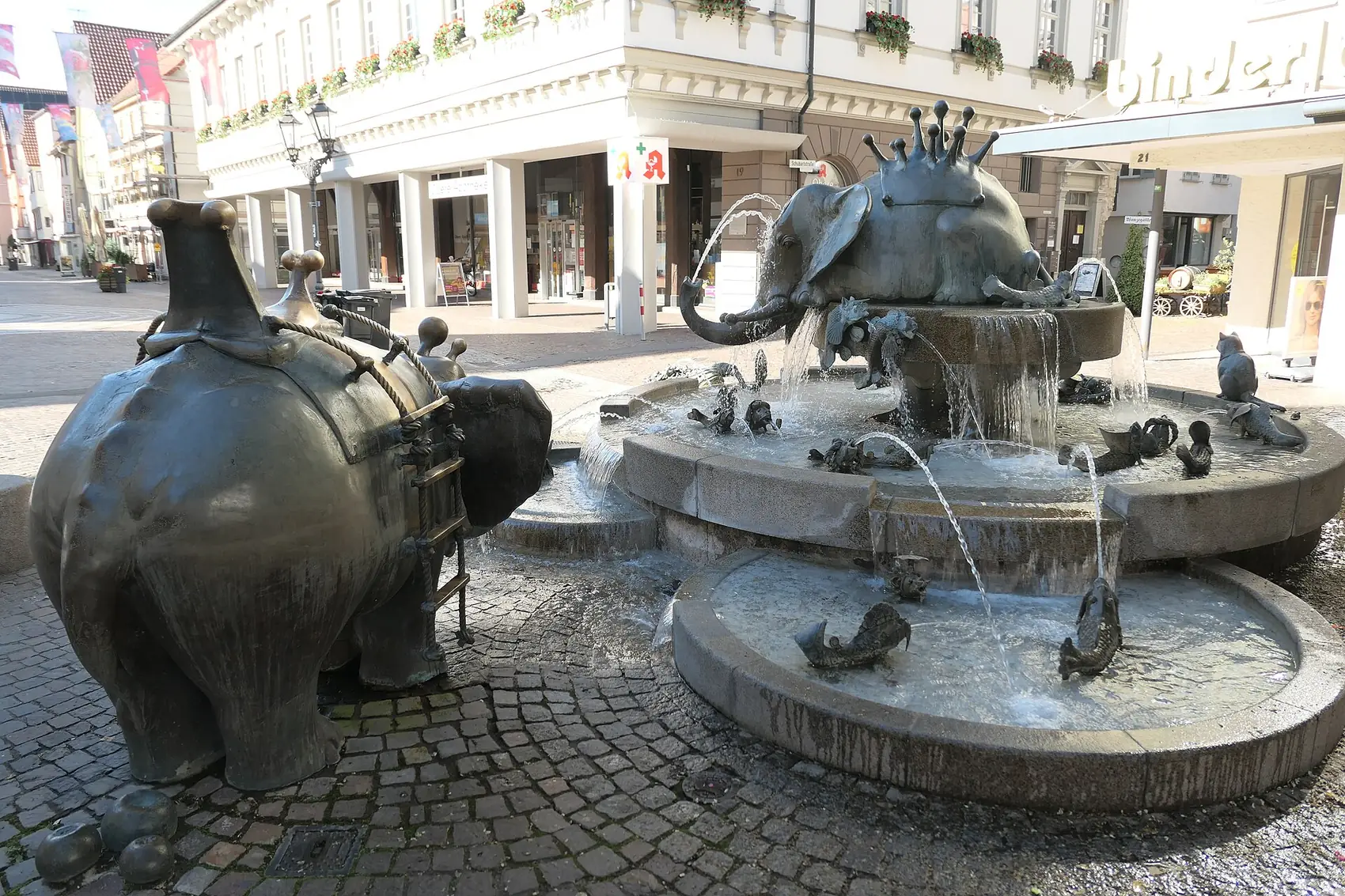 Der Forellenbrunnen in der Hauptstraße von Geislingen