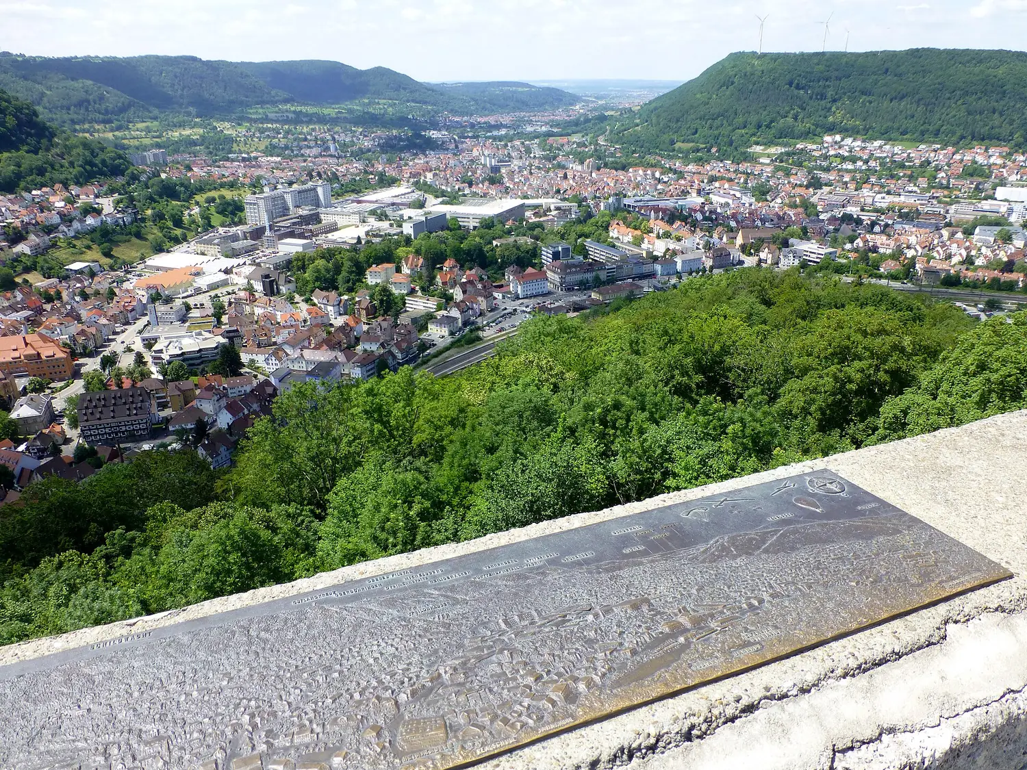 Blick vom Aussichtsturm der Burg Helfenstein hinunter auf Geislingen