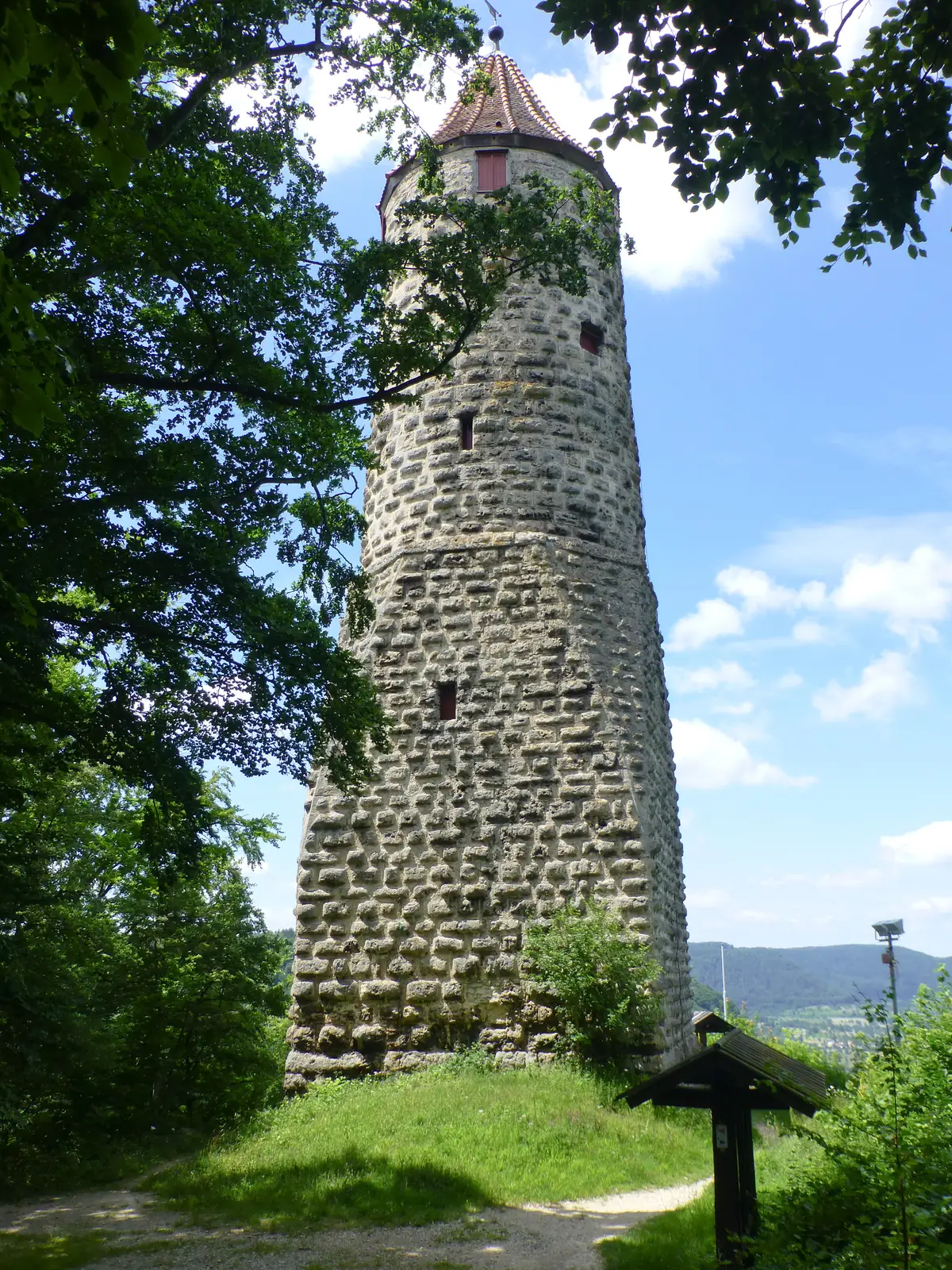Der Ödenturm auf seinem Felssporn hoch über der Stadt