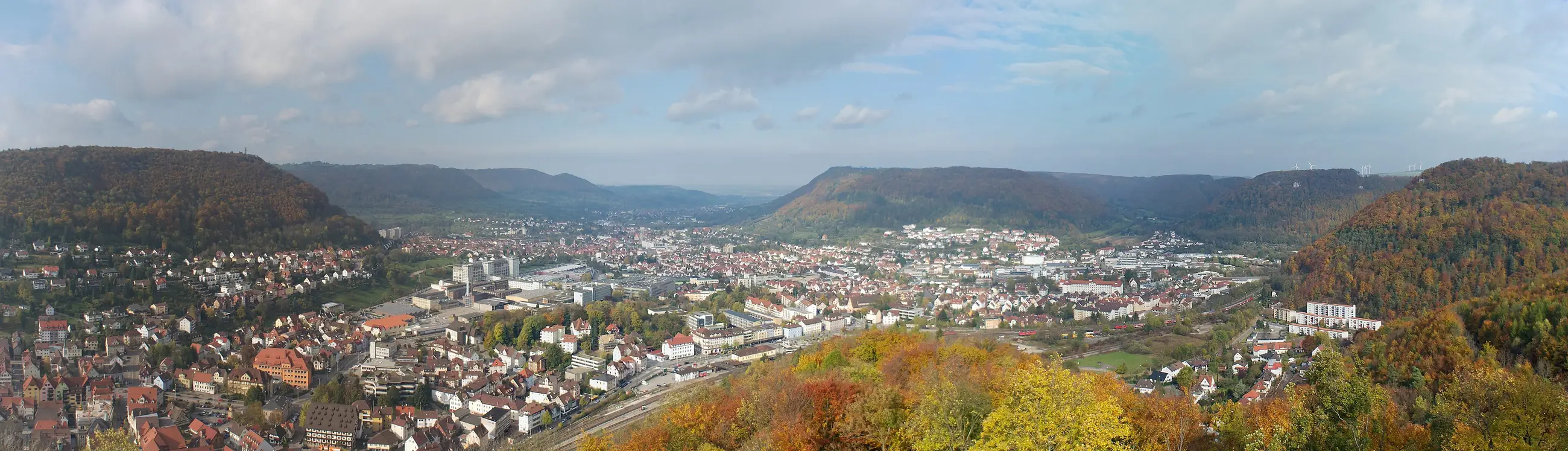 Weites Panorama von Geislingen an der Steige zwischen den Talhängen