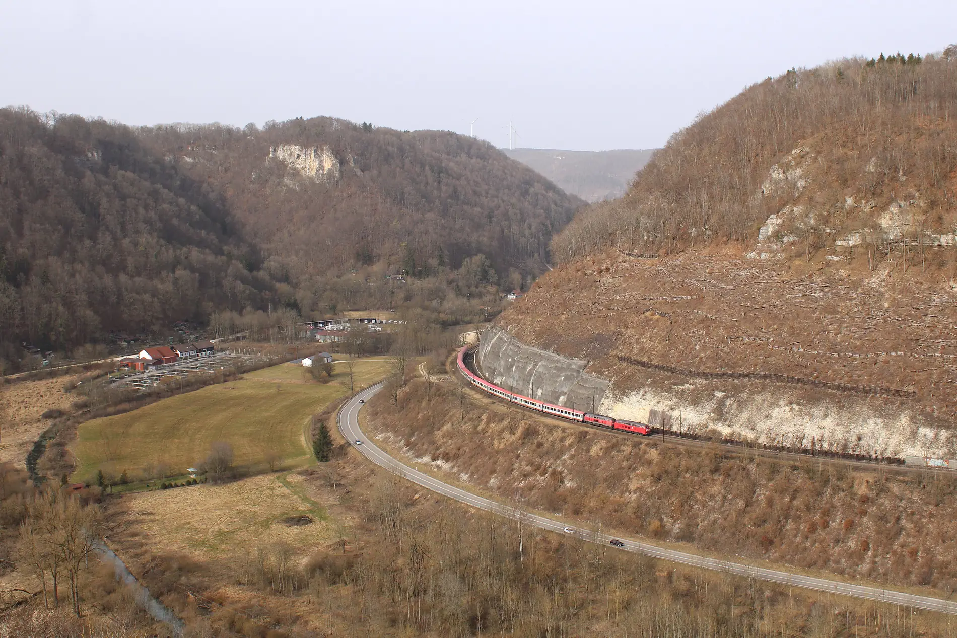 Ein Zug auf der Geislinger Steige im Rohrachtal