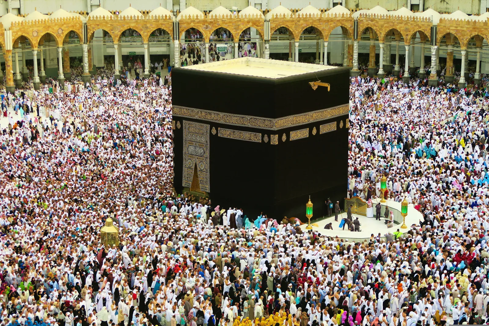 Die Kaaba von oben, dicht umringt von Zehntausenden Pilgern im Innenhof der Heiligen Moschee.