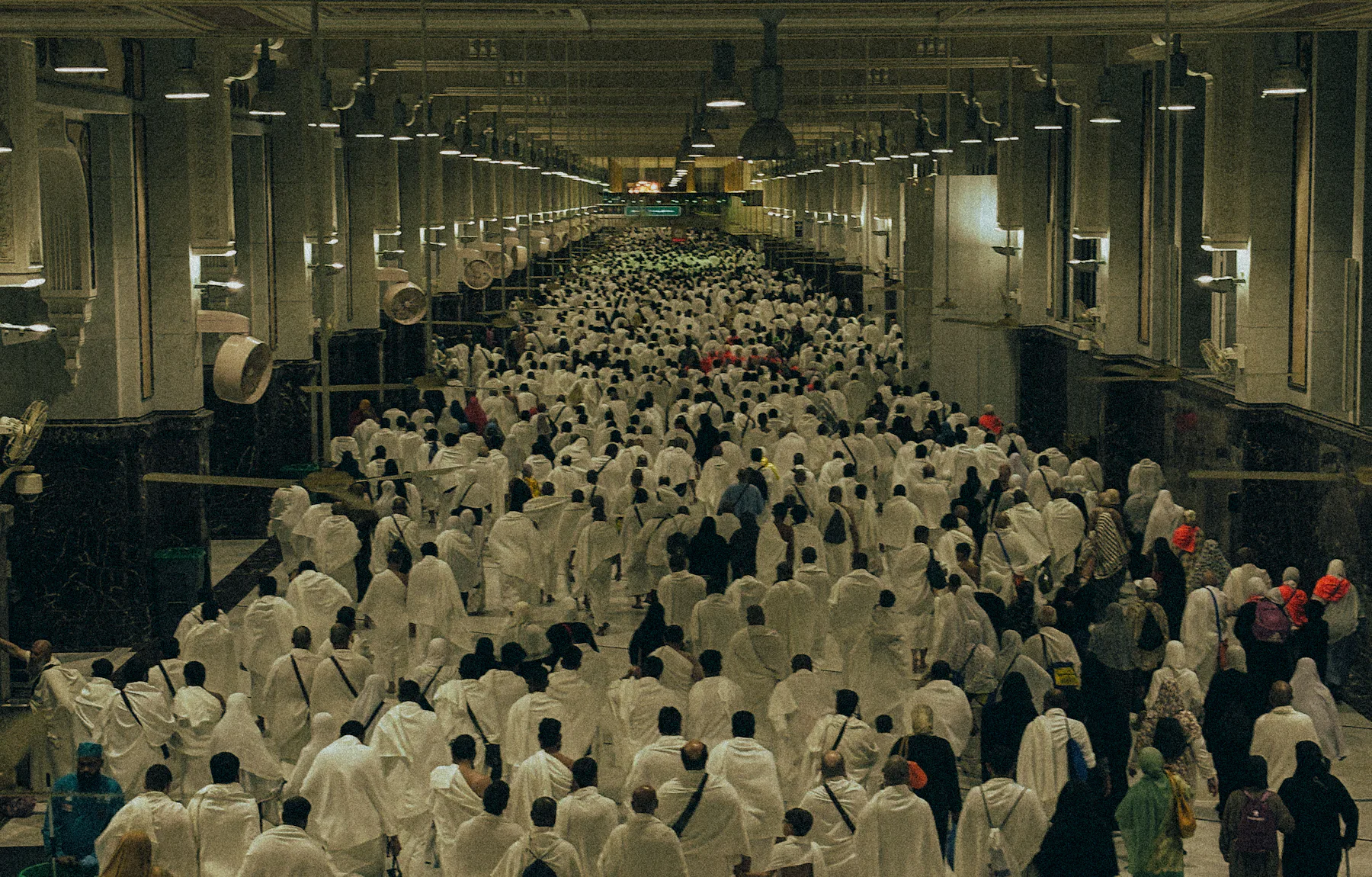 Pilger in weißem Ihram füllen die lange Marmorgalerie zwischen den Hügeln Safa und Marwa.