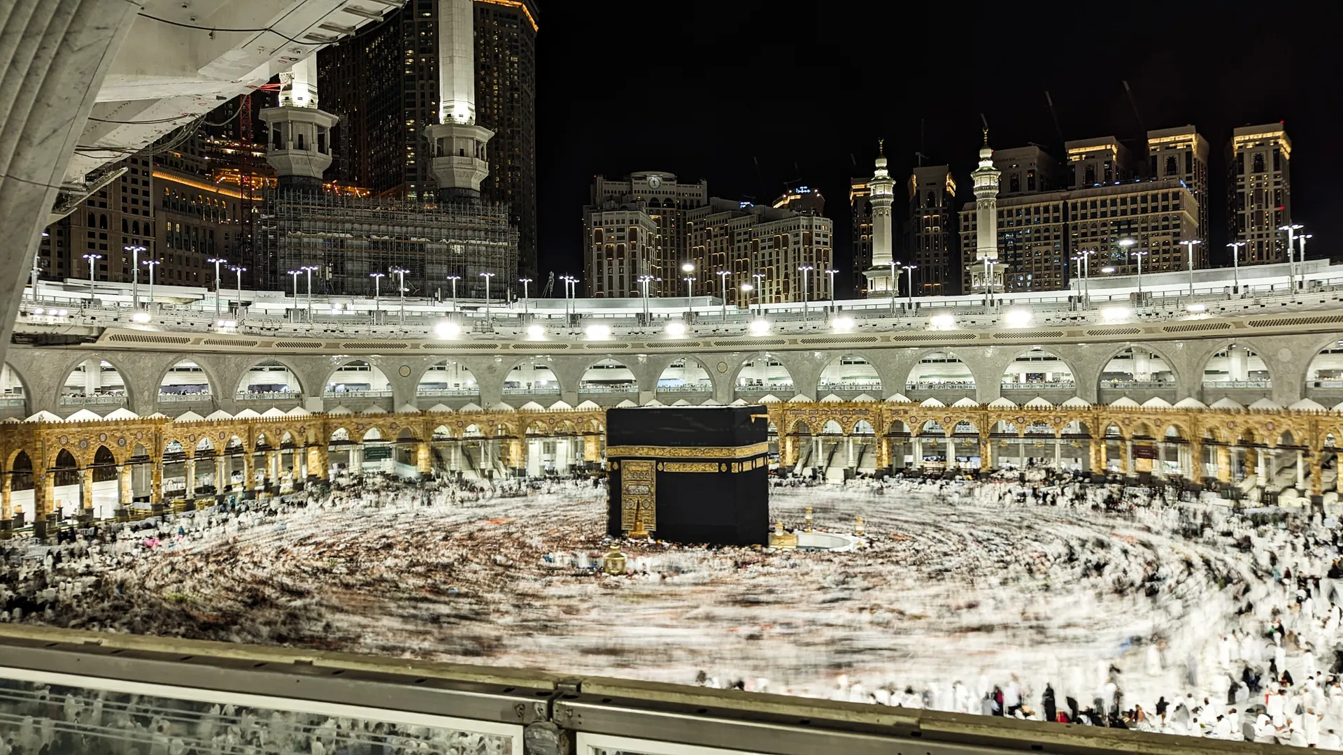 Langzeitbelichtung der nächtlichen Tawaf: die Pilgermenge verschwimmt zu einem einzigen Ring aus Bewegung um die Kaaba.