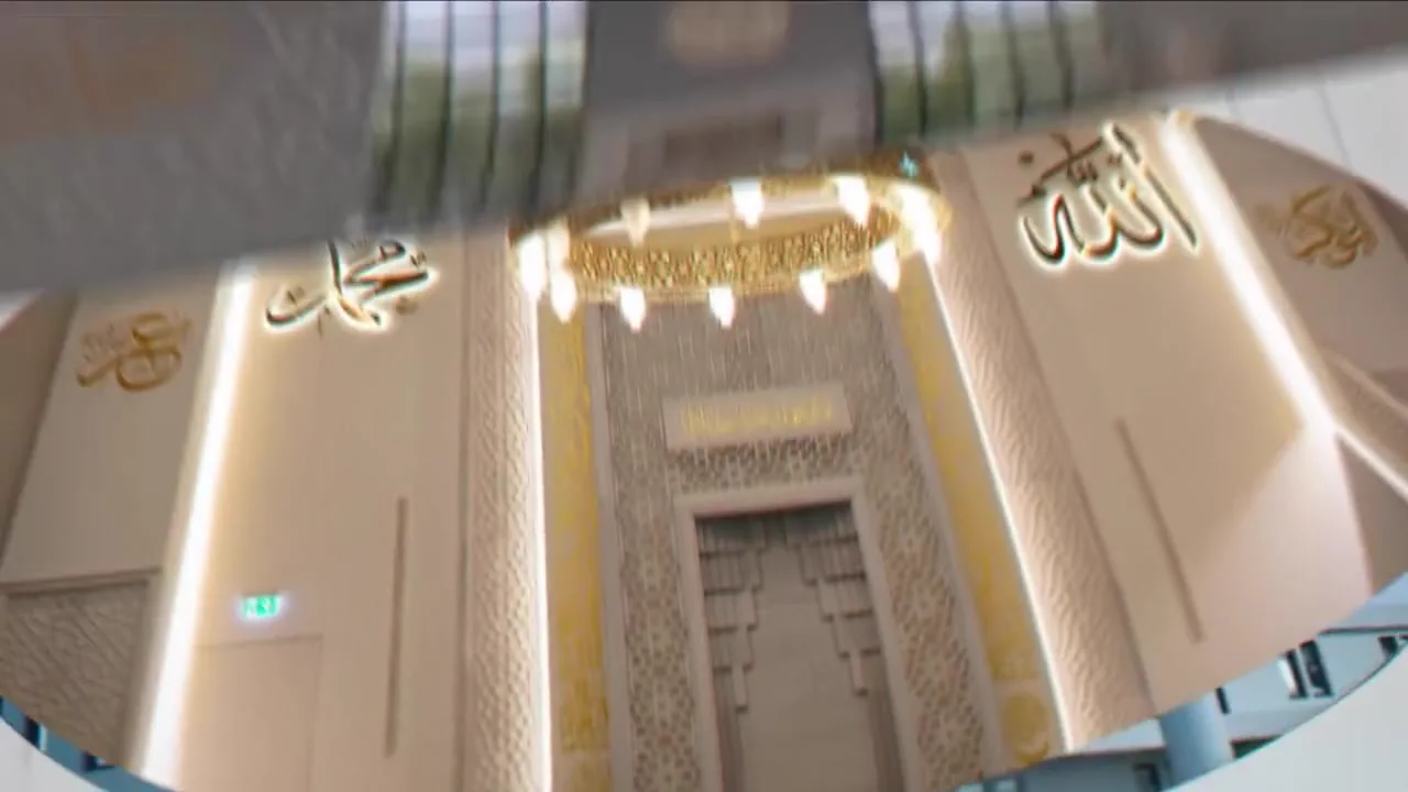 Die Qibla-Wand mit den Namen Allah und Muhammad